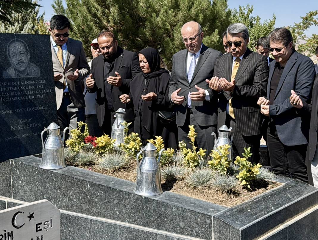 ‘Bozkırın Tezenesi’ Neşet Ertaş Kırşehir'deki mezarı başında anıldı - Resim: 13